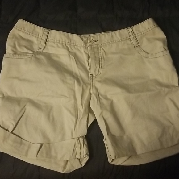 Khaki shorts - Picture 1 of 3
